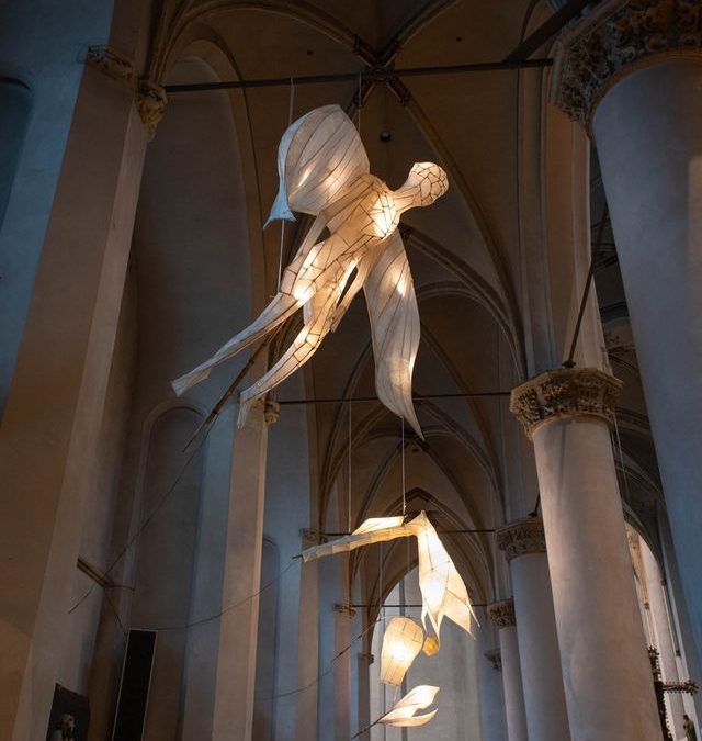 Verhalen van licht: de mooiste lichtsculpturen in de Sint-Catharinakathedraal